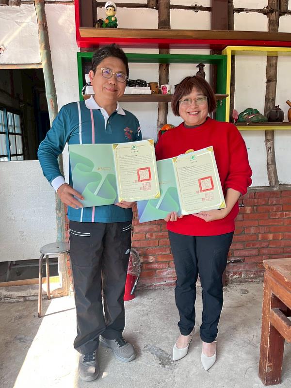 崑大攜手東山區「台南市心動力農村文化美學營造協會」簽署合作備忘錄,楊泰和學務長(左)與李翊宸理事長(右)合影。