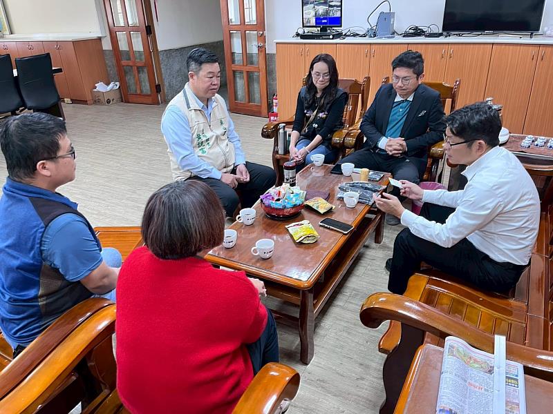 在東山區公所與區長及地方人士交換意見。