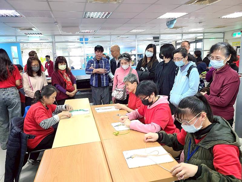 小作所學員們一起參與課程。