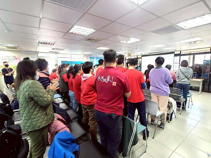 大家一起參加喬遷感恩禮拜。