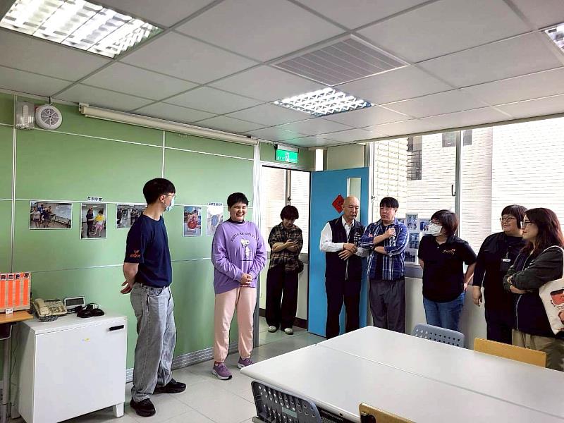 身障日照中心學員向大家介紹服務。