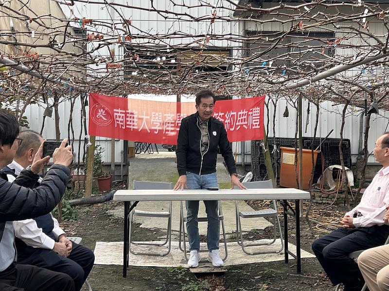 南華大學與美香農場簽署合作，攜手推動永續農業。彰化縣大村鄉公所賴志銘鄉長致詞。
