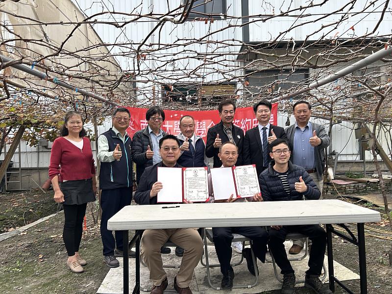 南華大學與美香農場簽署合作，攜手推動永續農業。產官學各方代表也一同出席見證。