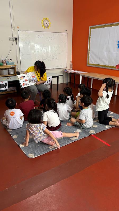 幼教系曾怡萱進行繪本教學。