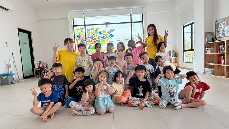 實習生林巧庭（右上）與江亮均（左上）與Antara幼兒園孩童合影留念。