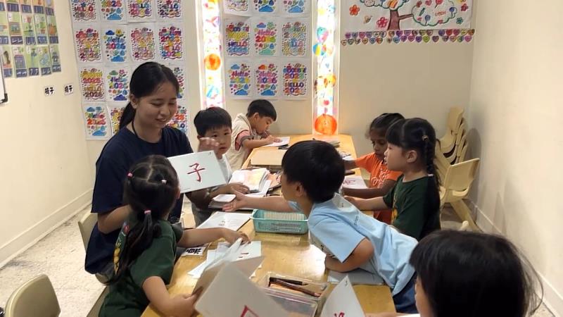 幼教系簡彤羽利用字卡，教導幼兒學習中文。
