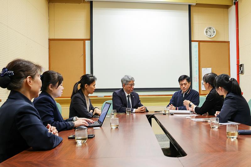 花蓮慈院副院長暨慈濟大學副校長陳宗鷹（左4）與團隊花蓮慈院人資室主任劉曉諭、護理部副主任呂基燕、慈大護理科主任郭育倫拜訪宜蘭縣教育處處長陳金奇（右3）就護理人才培育及跨縣市合作方向交流。