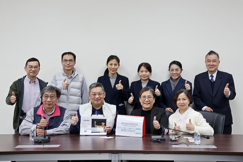 花蓮慈院團隊也前往已獲教育部核准成立護理系的臺東大學，拜訪副校長胡焯淳（前排左2）及護理學系籌備團隊，就臨床實習合作與人才培育模式進行交流。