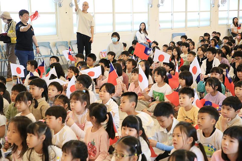 鬱金香牽起國際情誼,富山縣礪波市與嘉市文雅國小共築10年友誼。