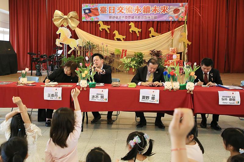 文雅國小學生提問。