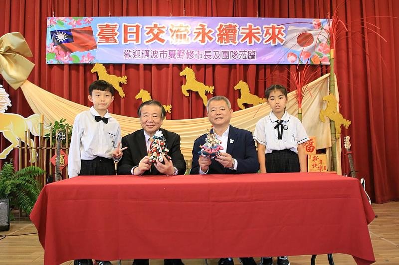 林瑞彥副市長與夏野修市長在義賣布偶簽名。