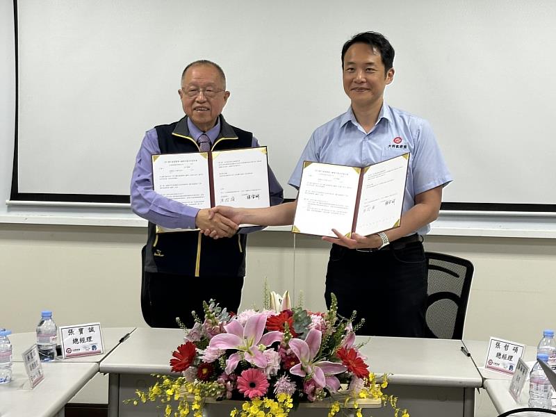 財團法人中國生產力中心總經理張寶誠（左）與大同鋁業總經理張哲碩（右）共同簽署「MES（製造執行系統）輔導建置計畫」，全面啟動智慧工廠升級工程。