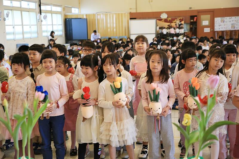 鬱金香牽起國際情誼,富山縣礪波市與嘉市文雅國小共築10年友誼。