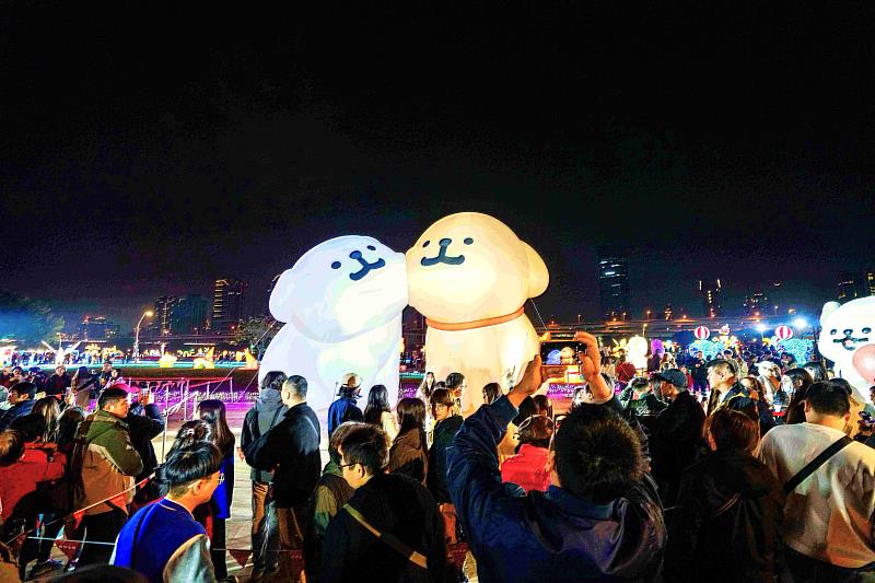 出馬！線條小狗燈區。