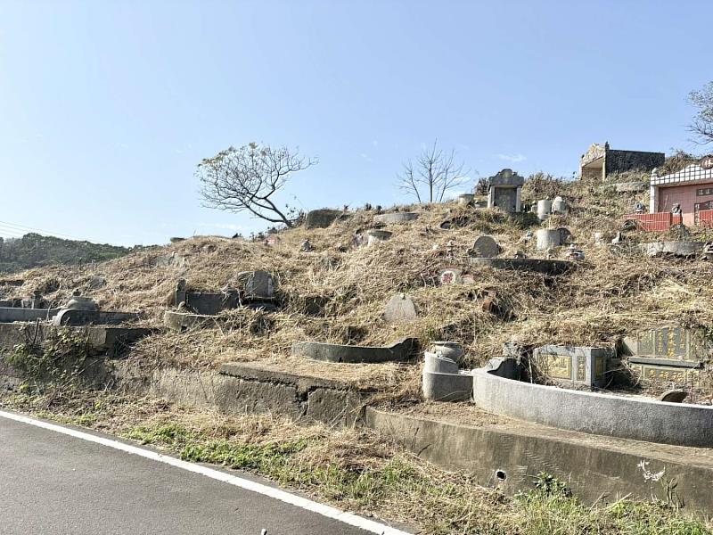 竹市府提前啟動公墓除草作業 贈小盆栽鼓勵分流掃墓