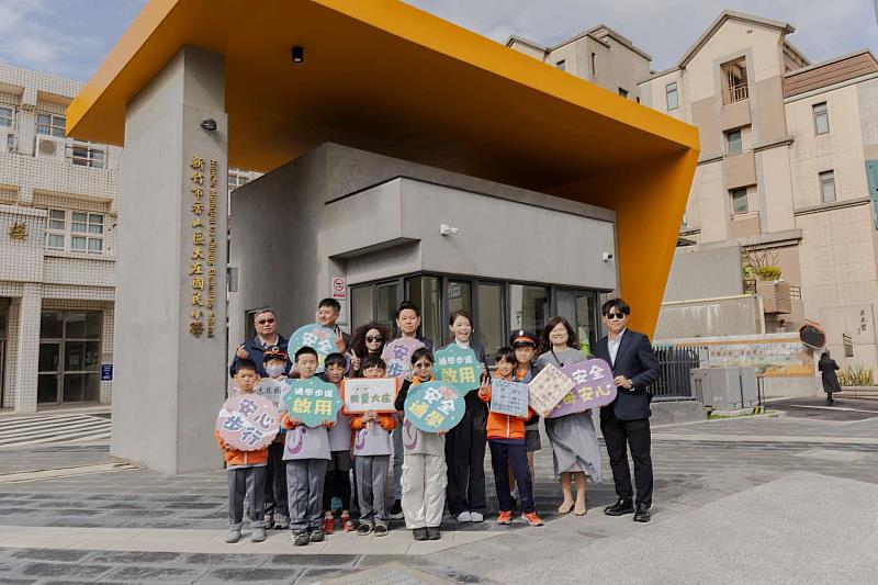 竹市大庄國小通學步道完工啟用市長高虹安視察並與學生合影。