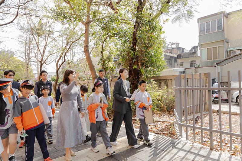 竹市大庄國小通學步道完工啟用市長高虹安視察並與學生合影。