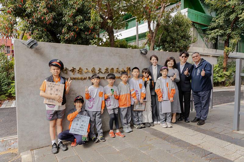 竹市大庄國小通學步道完工啟用市長高虹安視察並與學生合影。