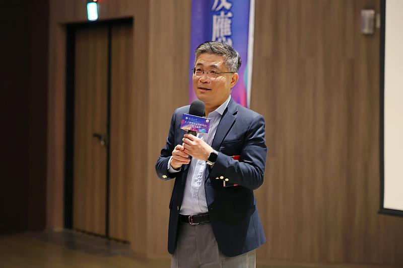 成大校長沈孟儒親自出席開場致詞，以個人使用AI的親身經歷為引，與現場與會者分享對人工智慧的深刻觀察。