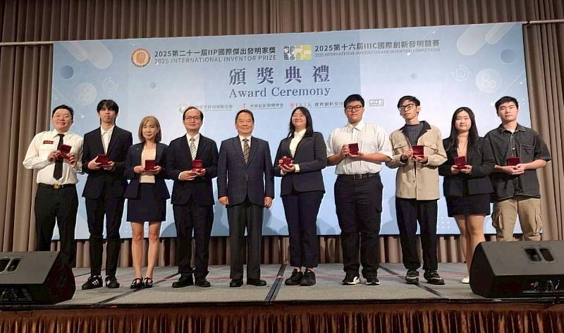 黃俊杰率領智慧半導體設計與永續製造研究中心團隊,領取「2025 IIIC國際創新發明競賽」獎項。