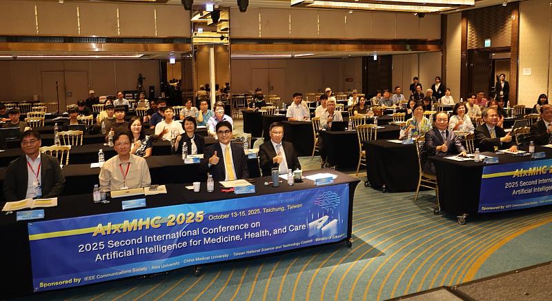 亞大校長蔡進發（前排左4）和與會的專家學者於亞洲大學「人工智慧 × 醫療、健康暨照護」會議合影。