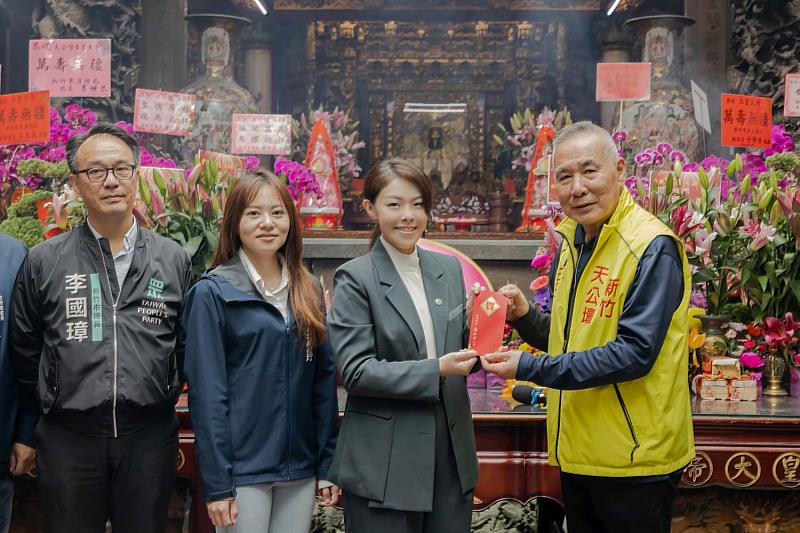 市長高虹安捐贈香油錢紅包予天公壇主委曾紹雄。