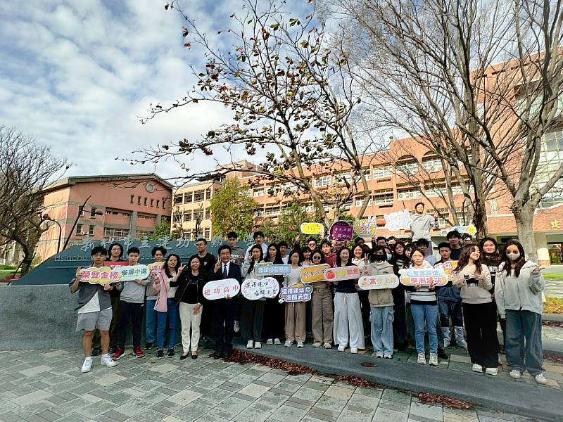 竹市建功高中50級分以上及單科滿級分的同學與校長合影。