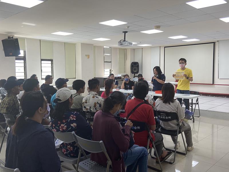 臺東縣成功鎮公所蘇琮達辦事員（黃衣者）獲中央役政人員表揚。