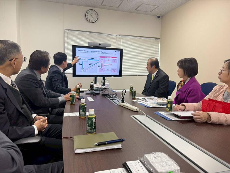 副委員長李姸慧（右2）及處長陳銘俊（右3）等人於福樂慈公司聽取簡報。