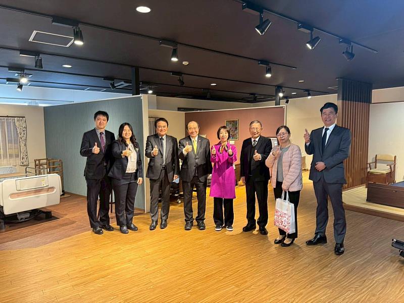 李姸慧（右4）、陳銘俊（左4）、李育奇（右3）、李維淳（左2）及福山明利（左3）等人合影留念。