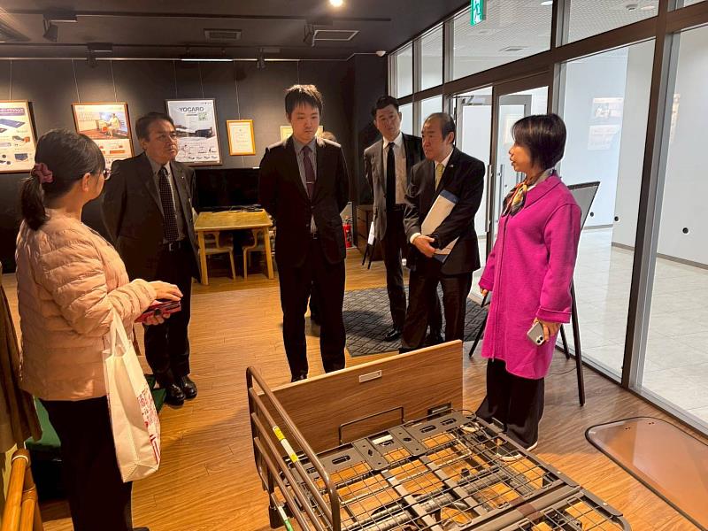 副委員長李姸慧（右1）及處長陳銘俊（右2）等人參觀產品展示區。