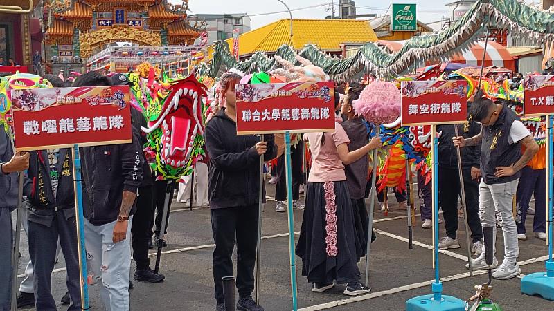 2026年苗栗𪹚龍活動於玉清宮廣場熱鬧展開,聯合大學龍藝舞龍隊在激烈競技中脫穎而出。