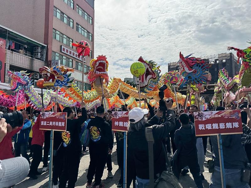 由苗栗縣各社團所組成的15隊舞龍陣頭，齊聚玉清宮前廣場舉行祥龍點睛儀式。
