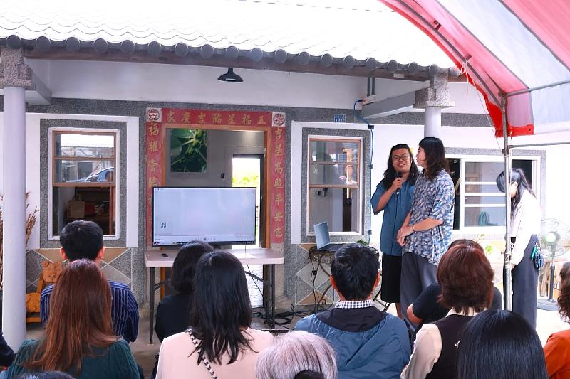 南臺科大流行音樂產業系學生於成果發表會中，分享如何將西港陣頭故事轉化為專屬主題曲的創作理念。