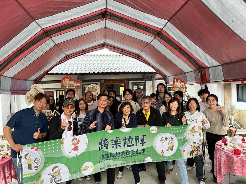 南臺科大「跨樂尬陣」USR計畫舉辦成果發表會,台、星兩地師生開心合影。