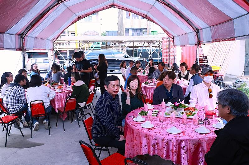 跨國交流不只在課堂！南臺科大師生與新加坡學子同桌品嚐傳統「辦桌」，感受西港在地濃厚的文化與人情味。