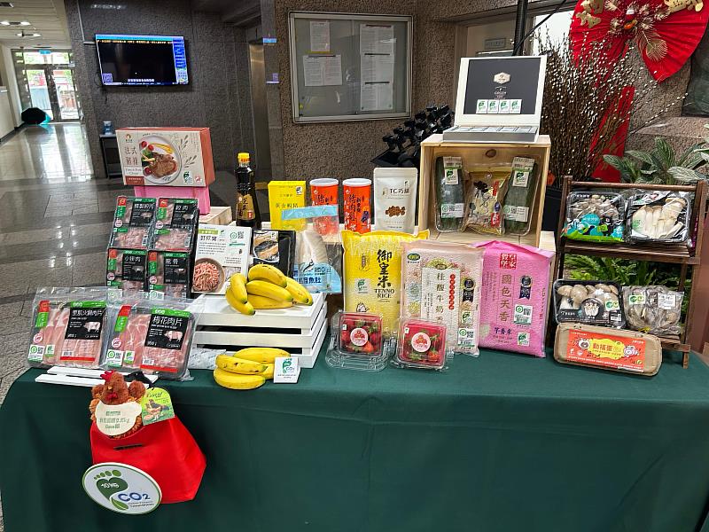 現場展出多項取得碳標籤之農產品（如菇類、草莓、米、蛋、肉品等），呈現碳資訊走入市場及消費決策的成果。