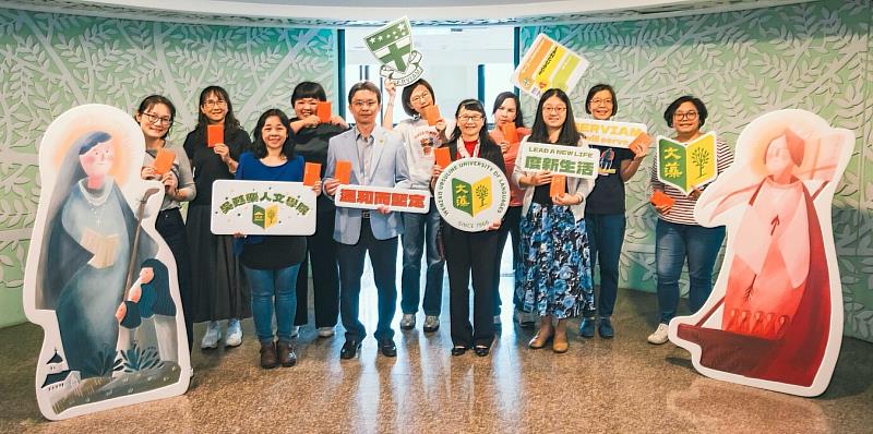 文藻外語大學莊慧玲校長（前排右2）帶領林耀堂副校長（前排左3）及陳靜珮主任秘書（後排左2），親自到校園各處室走春發送新年紅包，圖為與吳甦樂人文學院團隊合影。