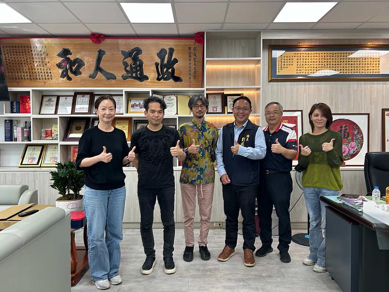 臺科大建築系帶領日本夥伴前往關山,與臺東縣關山鎮公所及臺東縣關山鎮農會簽訂合作備忘錄(MOU)合影。左起:臺科大建築系專案助理教授楊馥妃、日本滋賀縣立大學環境建築設計系教授芦澤竜一、早稻田大學建築系副教授渡邊大志、臺東縣關山鎮鎮長彭成豐、臺東縣關山鎮農會休閒旅遊部主任彭衍芳、臺東縣關山鎮公園管理所所長鄧莉絹。