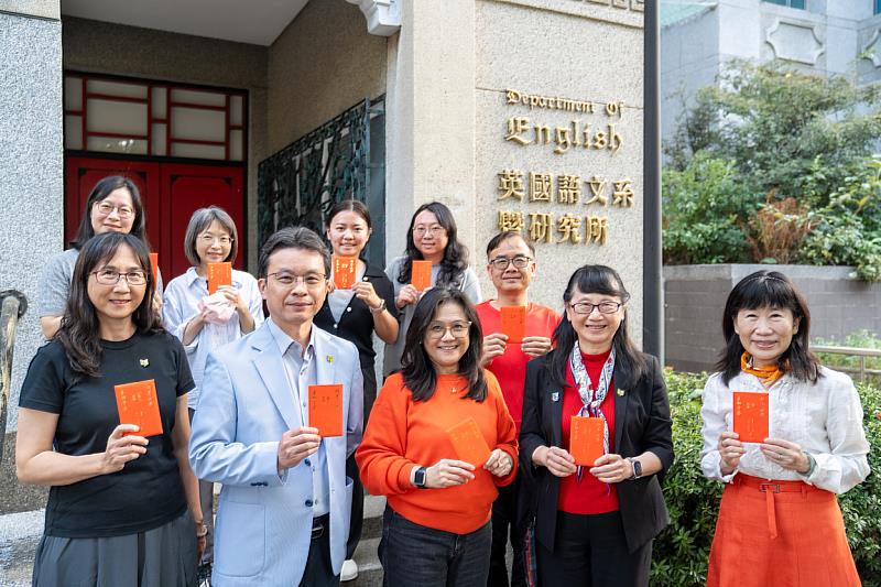 文藻外語大學走春迎馬年，莊慧玲校長（前排右2）親送開運紅包獻祝福。