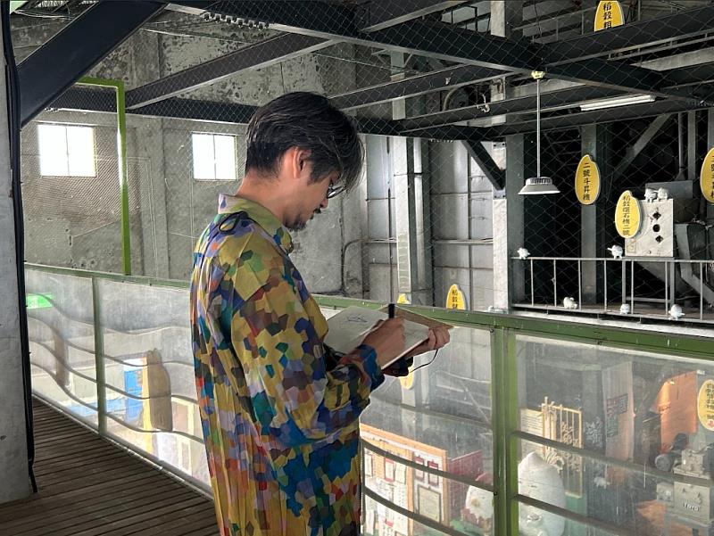 日本早稻田大學建築系副教授渡邊大志實地走訪關山米國學校,針對既有穀倉舞台進行現場勘查與記錄。