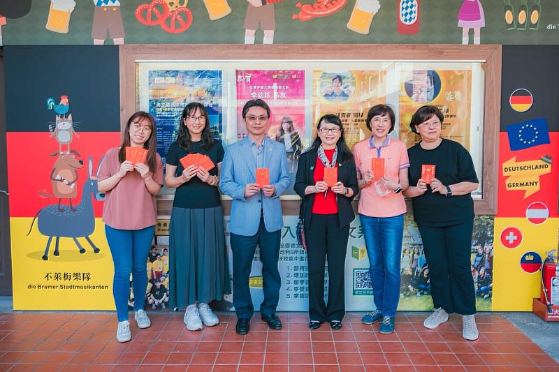 德國語文系團隊走春拜年。