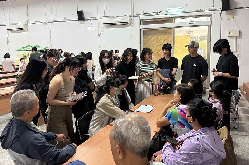 為改善關山鎮米國學校既有舞臺在使用上的限制,臺科大建築系學生走入關山在地社區進行使用者訪談與意見蒐集,作為後續設計規劃的重要依據。