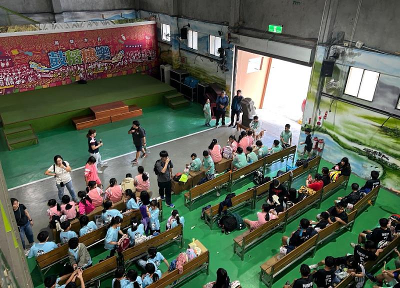 米國學校現有舞台空間逐漸出現設施老化、空間不足及使用彈性受限等問題，亟需透過整體性規劃與設計更新，滿足地方文化復振及公共使用的多元需求。