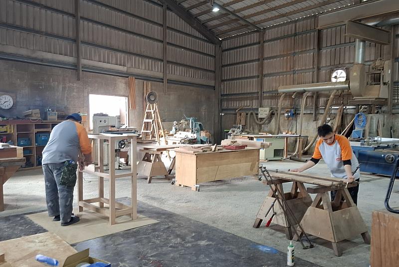 計畫團隊於基地南側稻田新增戶外展演空間「秋天舞台」，利用八八風災後所遺留的漂流木打造為具地方意義的循環建材。圖為關山梓園企業後山製材所。