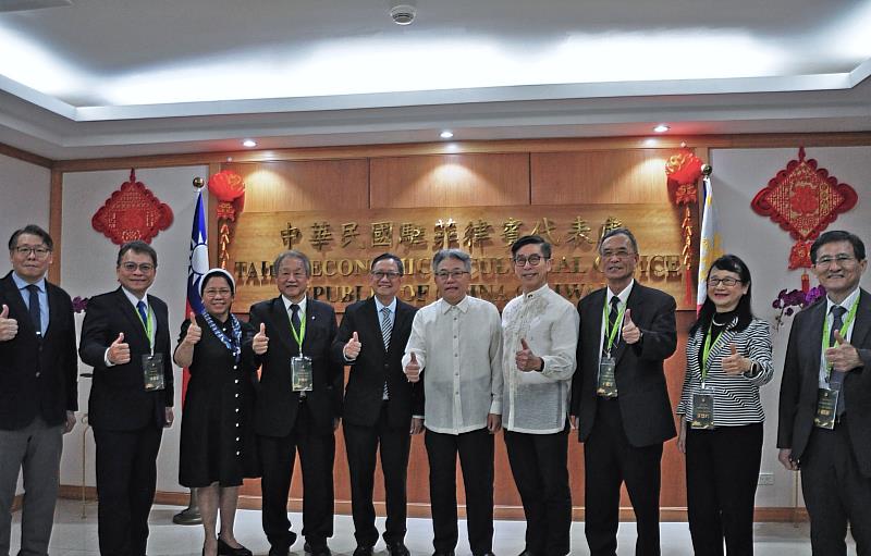 高等教育參訪團拜訪駐菲律賓臺北經濟文化辦事處。（相片引用自/駐菲律賓臺北經濟文化辦事處FB）