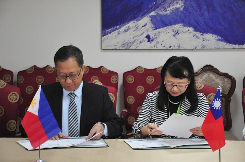 文藻外大莊慧玲校長（右）與菲律賓亞當森大學Daniel Pilario校長（左）簽署合約。（相片引用自/駐菲律賓臺北經濟文化辦事處FB）