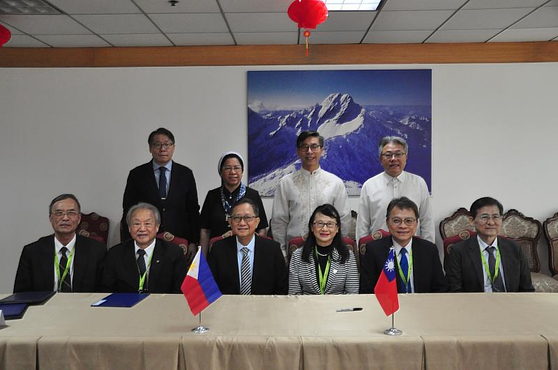 文藻外語大學莊慧玲校長、菲律賓亞當森大學Daniel Pilario校長、國立屏東大學陳永森校長、美和科技大學王建臺校長、正修科技大學龔瑞璋校長及樹德科技大學王昭雄校長締約後合影。駐菲律賓臺北經濟文化辦事處楊登仕公使、鍾佳濱立法委員共同見證。（相片引用自/駐菲律賓臺北經濟文化辦事處FB）