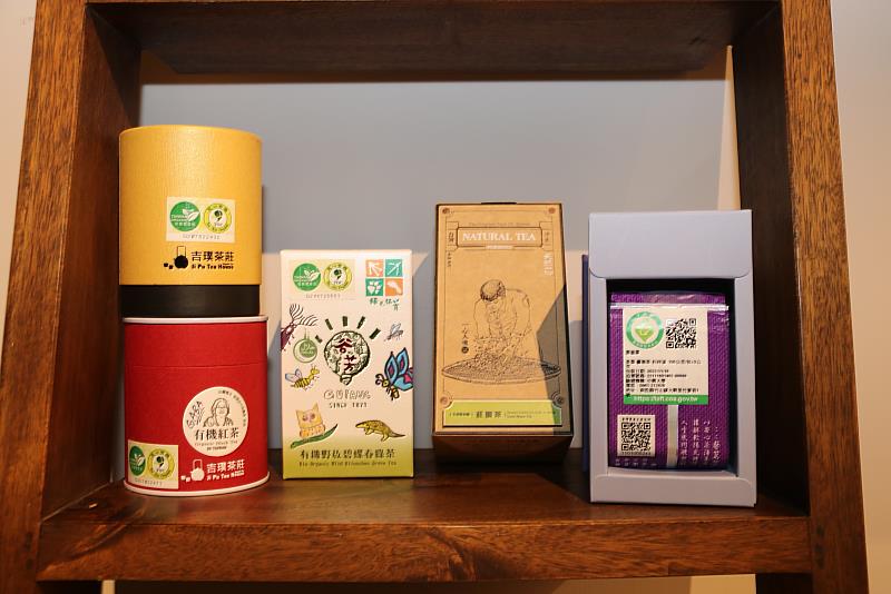 國產茶包裝應標示溯源資訊，如有機標章及產銷履歷標章。