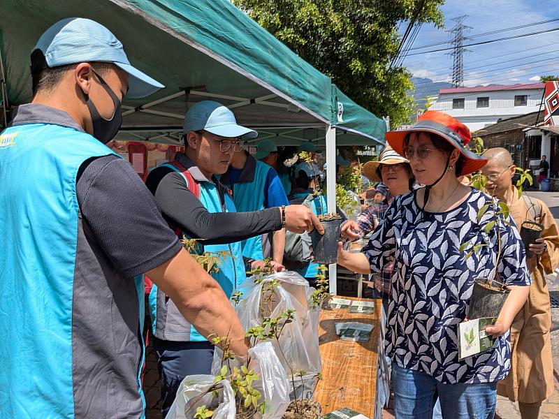 為響應減塑政策,現場不另行提供塑膠袋,領苗時需自備提袋或容器盛裝苗木。(林業及自然保育署臺中分署提供)